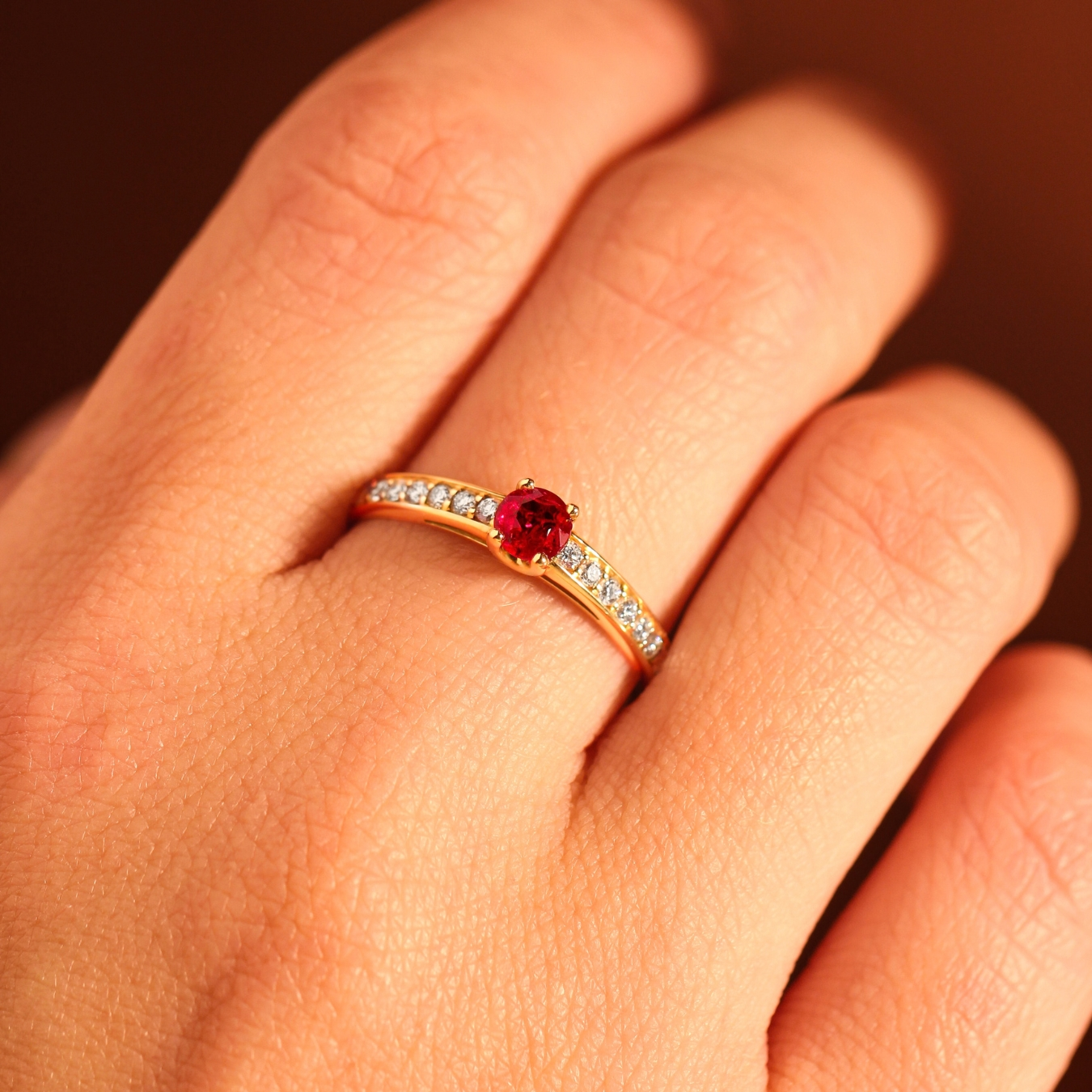 Prsten s přírodním rubínem a diamanty