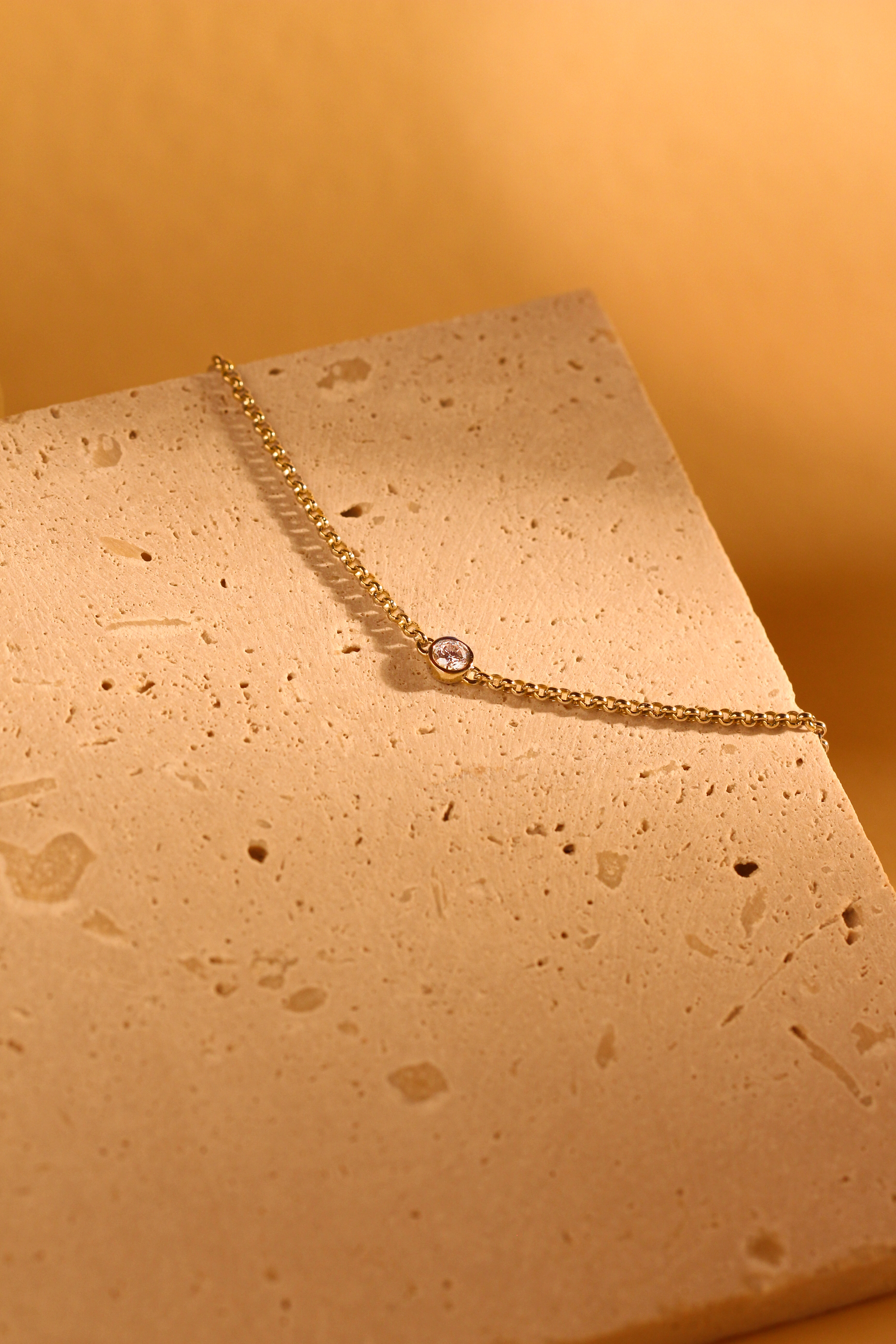 Náramek s diamantem v obrubě B002
