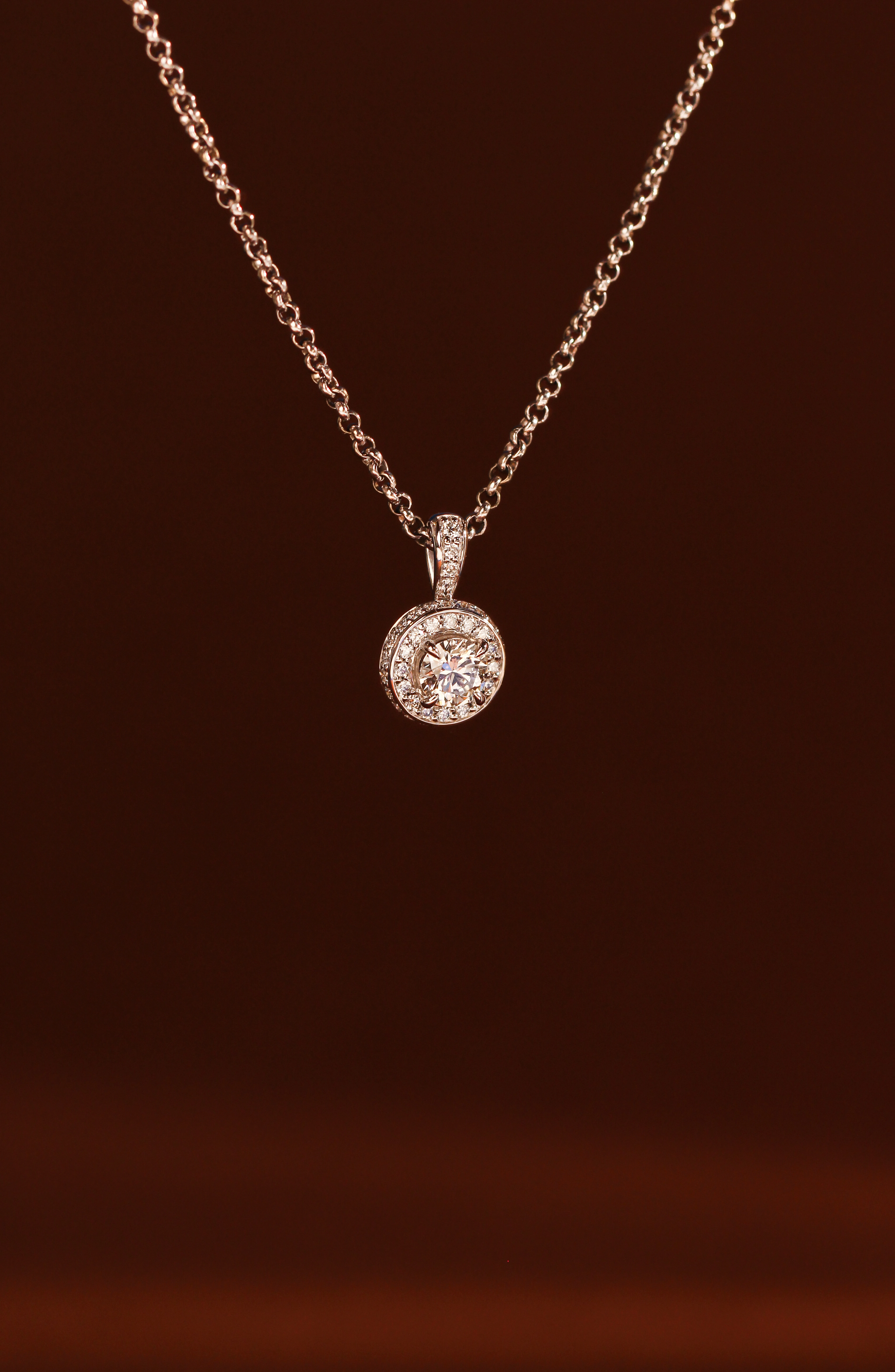 Zlatý náhrdelník s diamanty N021