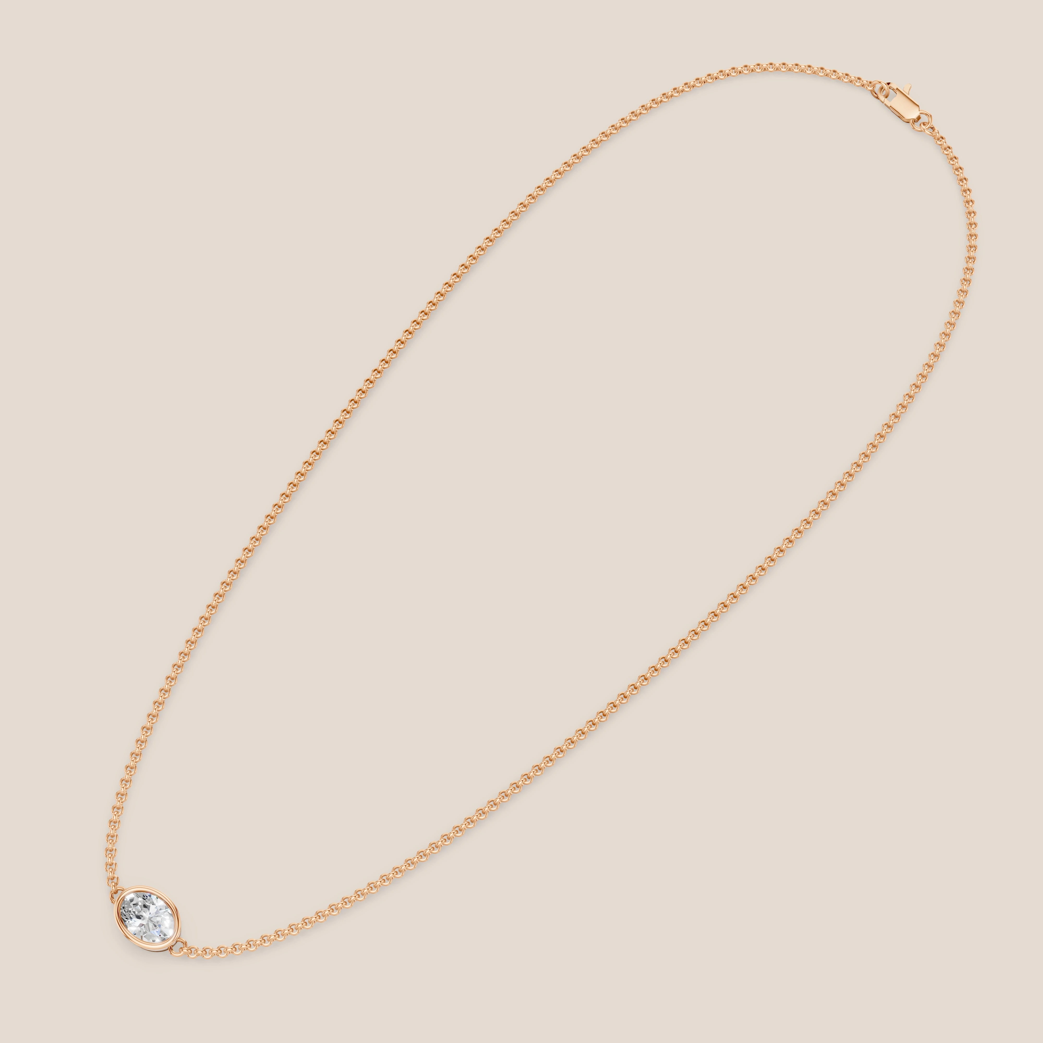 Náhrdelník s oválným diamantem