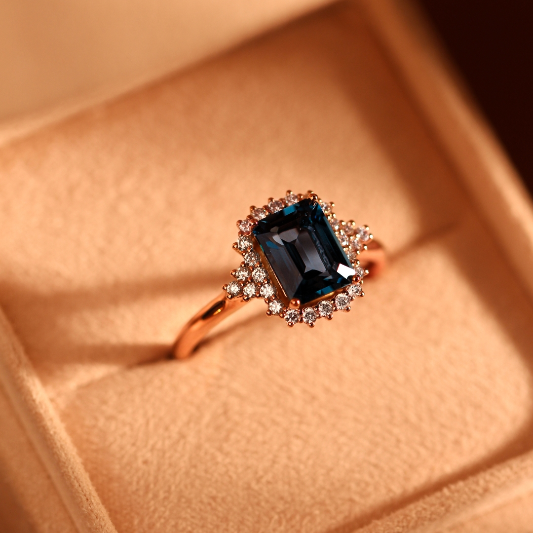 Prsten s topazem a přírodními diamanty