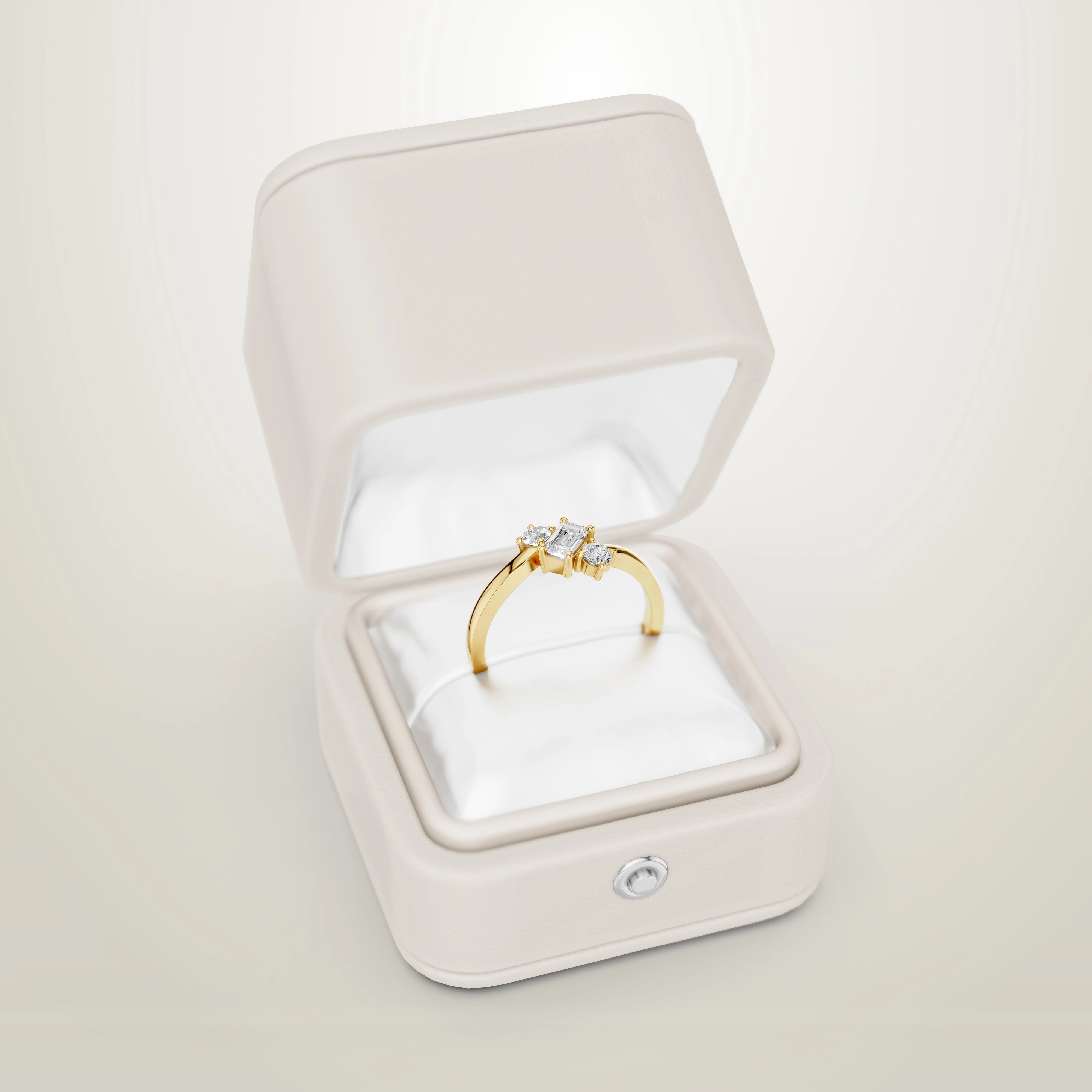 Zlatý prsten s diamantem ve tvaru emerald, doplněný  kulatými diamanty v briliantovém brusu