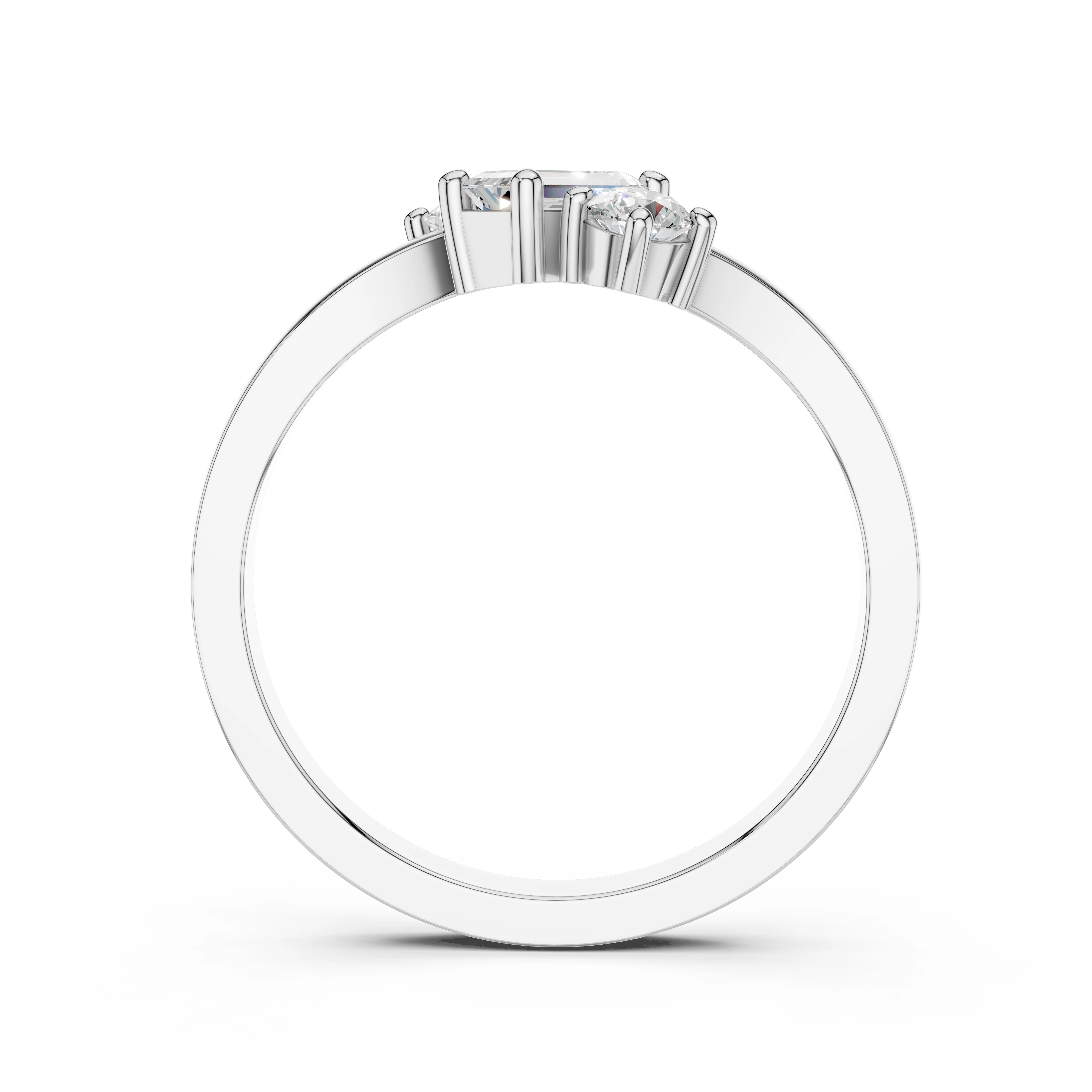 Zlatý prsten s diamantem ve tvaru emerald, doplněný  kulatými diamanty v briliantovém brusu