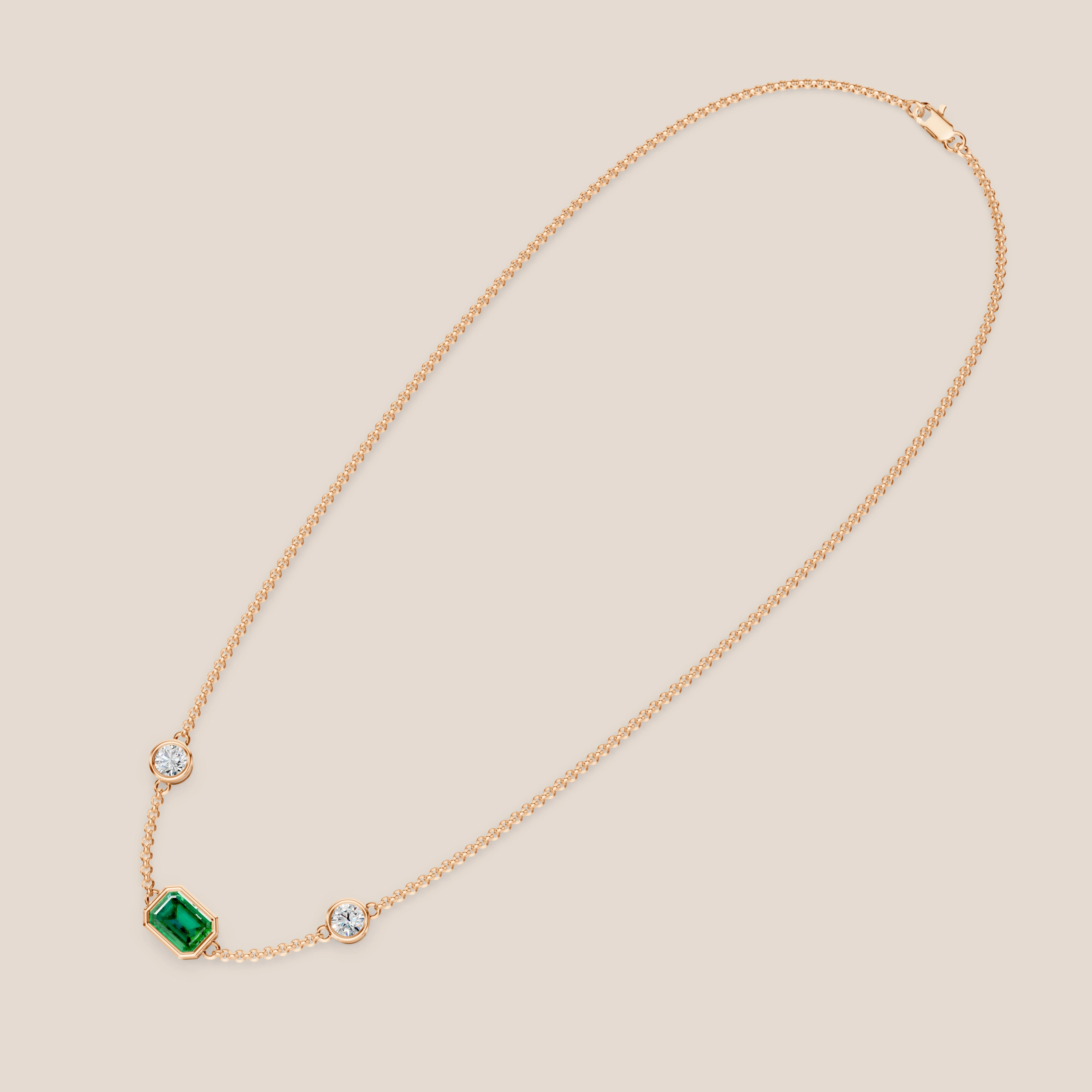 Luxusní náhrdelník se smaragdem a diamanty